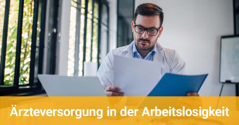 Ein Arzt schaut sich Unterlagen an