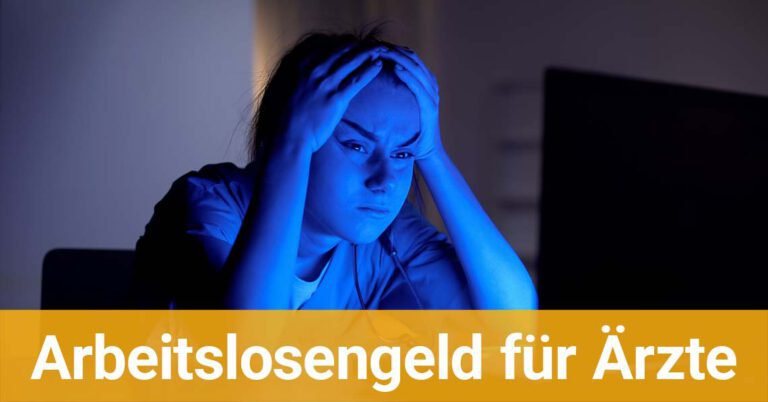 Ärztin sitzt frustriert vor dem Monitor