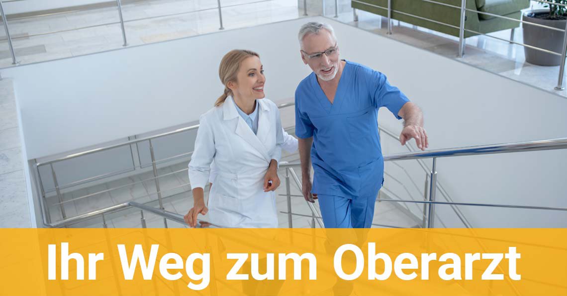 Zwei Ärzte gehen die Treppe hinauf