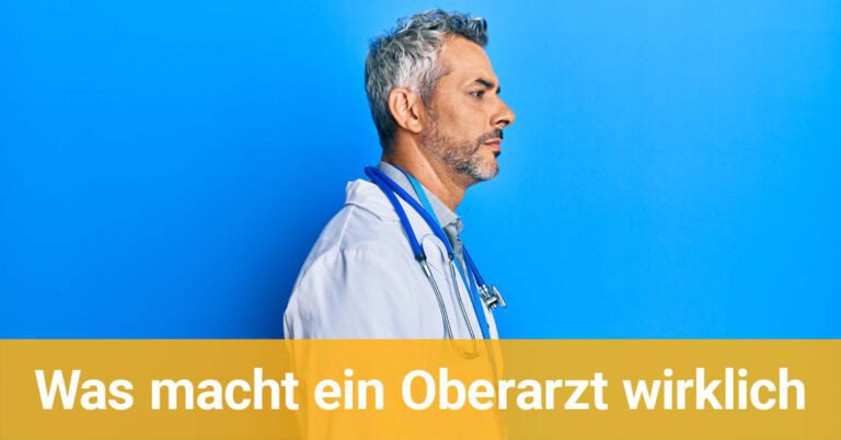 Arzt von der Seite vor einem blauen Hintergrund