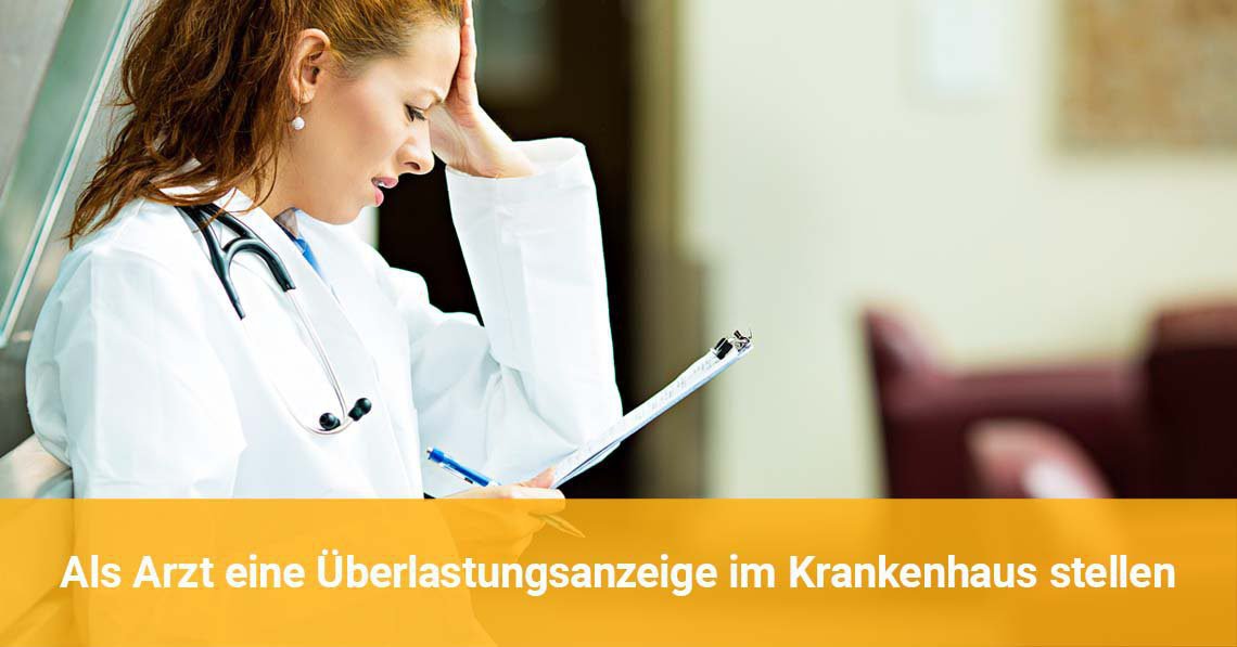 Überlastete Ärztin mit einem Zettel